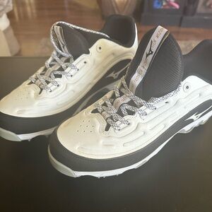 Mizuno Black and White Low-Top Athletic Cleats
